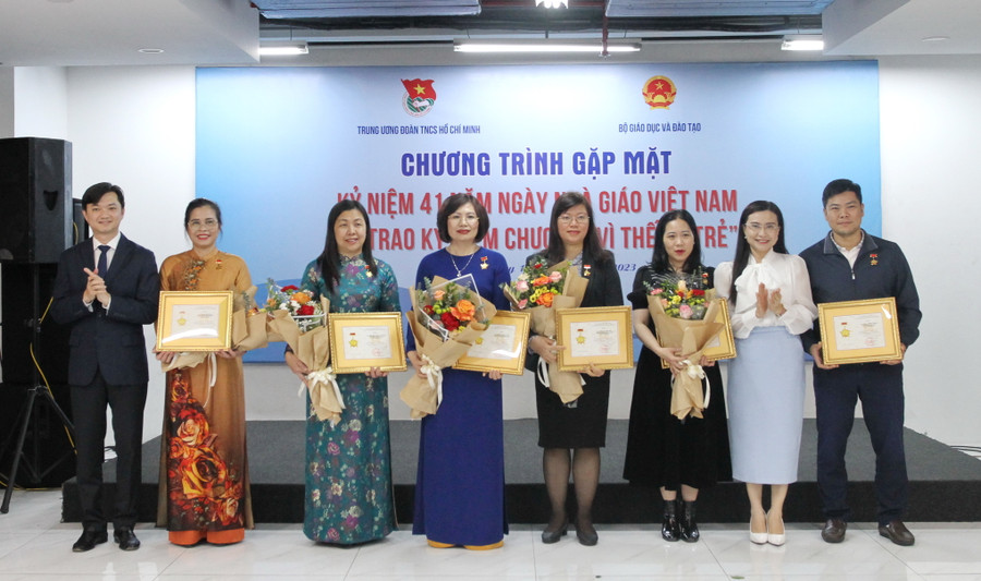 Ban Bí thư Trung ương Đoàn trao kỷ niệm chương Vì thế hệ trẻ cho 6 cá nhân là lãnh đạo, chuyên viên các đơn vị thuộc Bộ GD&amp;ĐT.