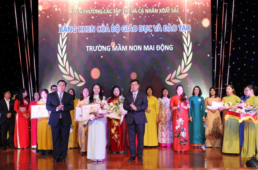 Khen thưởng các tập thể và cá nhân được nhận bằng khen của Bộ GD&amp;ĐT.