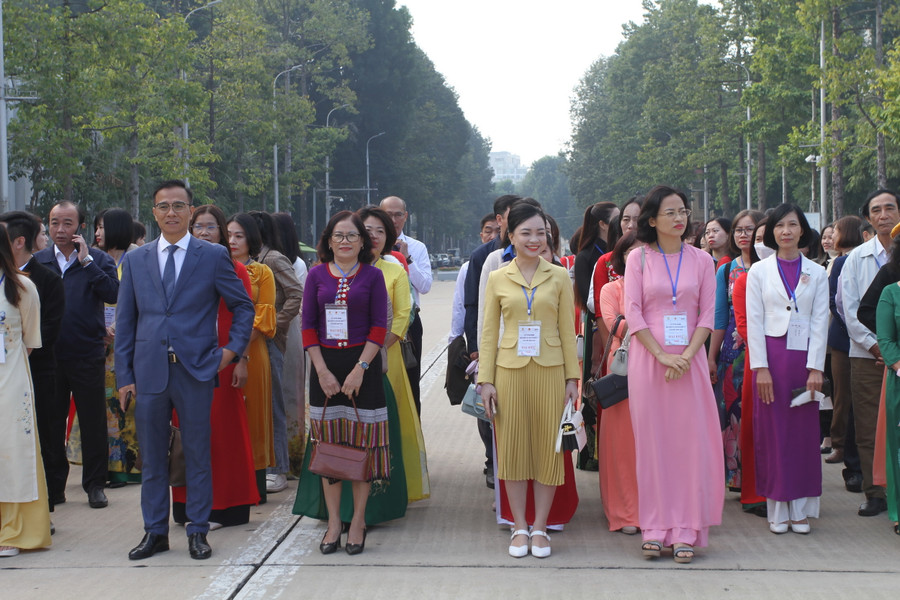 Đoàn đại biểu là những nhà giáo tiêu biểu năm 2023 vào Lăng viếng Chủ tịch Hồ Chí Minh và báo công dâng Bác. Đoàn đại biểu là những nhà giáo tiêu biểu năm 2023 vào Lăng viếng Chủ tịch Hồ Chí Minh và báo công dâng Bác.