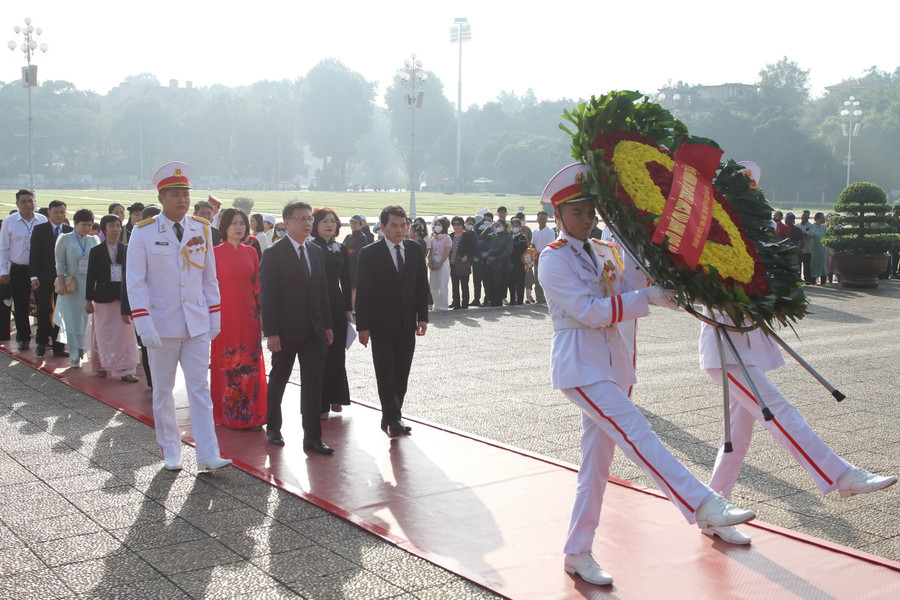 Đoàn đại biểu vào Lăng viếng Bác. Đoàn đại biểu vào Lăng viếng Bác.