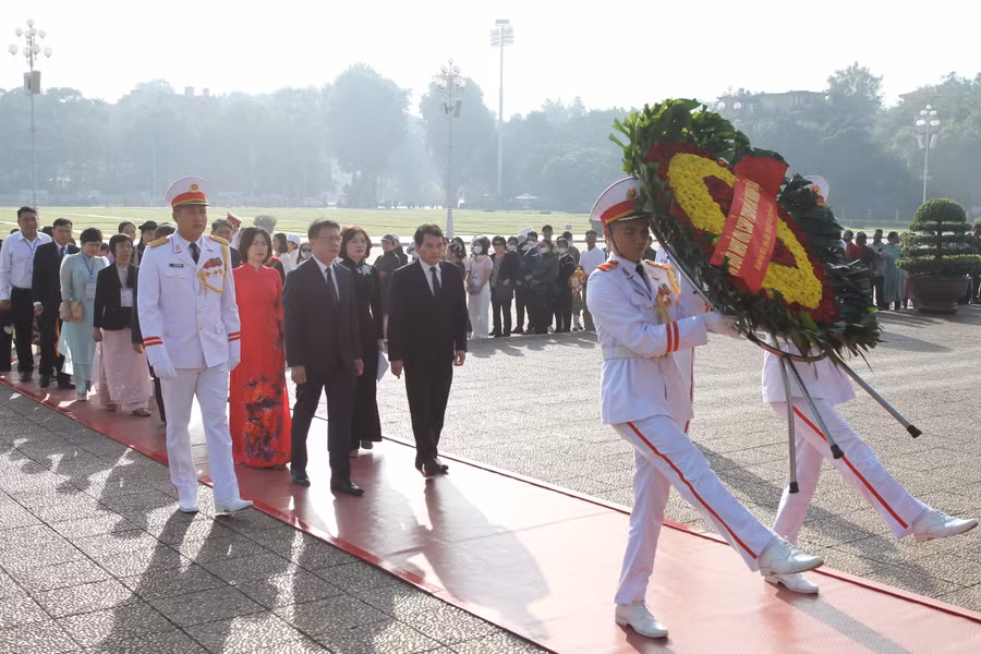 Đoàn đại biểu vào Lăng viếng Bác.