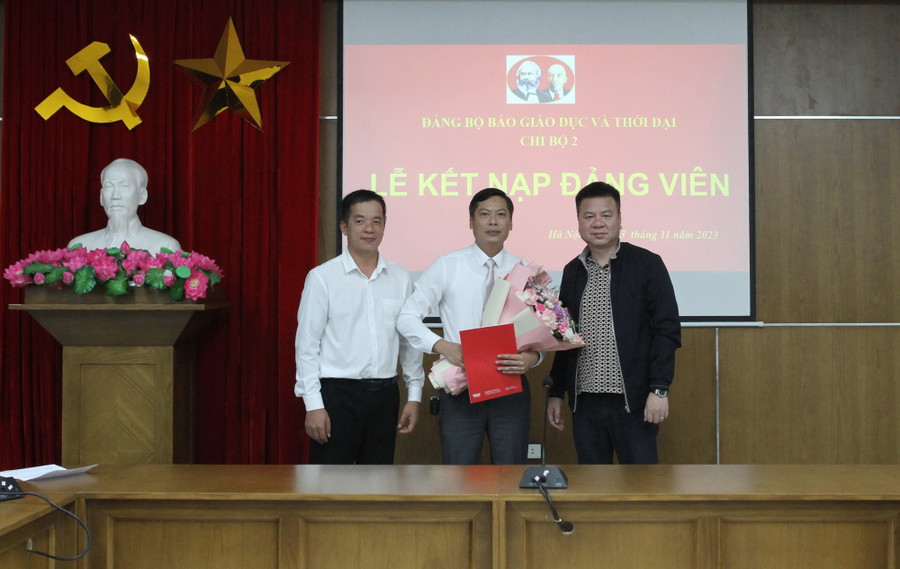 Bí thư Đảng uỷ Báo Giáo dục Thời đại và Bí thư Chi bộ 2 chúc mừng đảng viên mới Trần Văn Long.