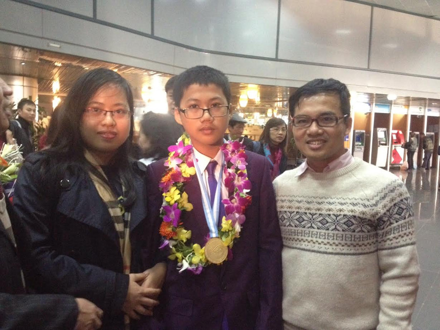Đinh Anh Dũng, chị gái Quỳnh Mai và thầy giáo tại cuộc thi IJSO 2014 Đinh Anh Dũng, chị gái Quỳnh Mai và thầy giáo tại cuộc thi IJSO 2014