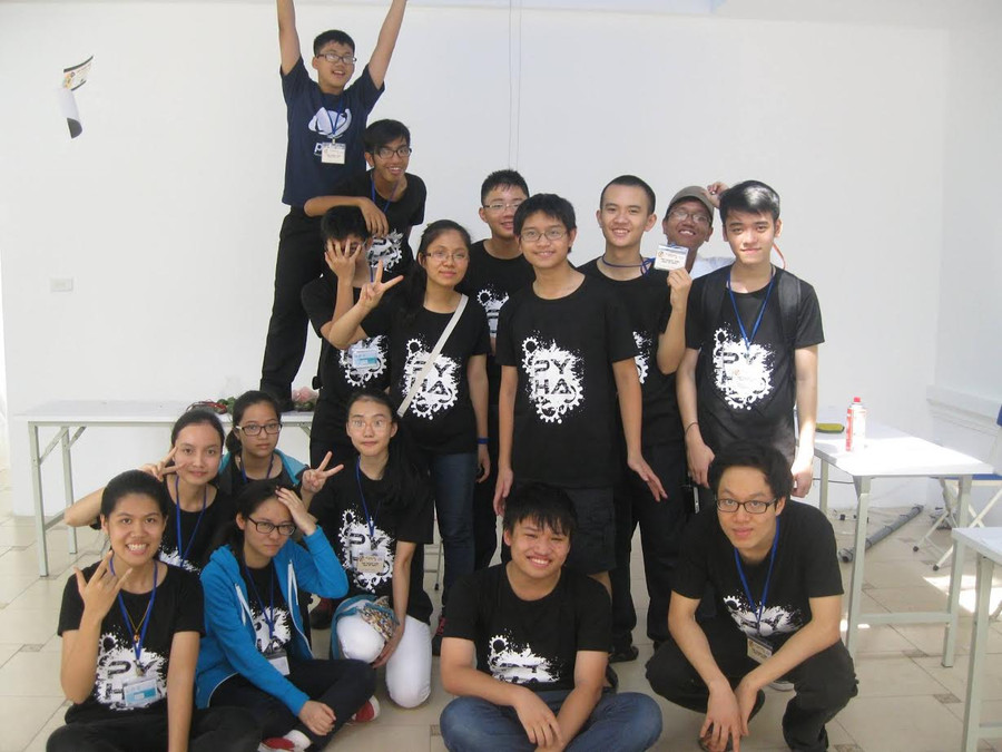 Đinh Anh Dũng (ngoài cùng bên trái hàng đứng) và các bạn Đinh Anh Dũng (ngoài cùng bên trái hàng đứng) và các bạn