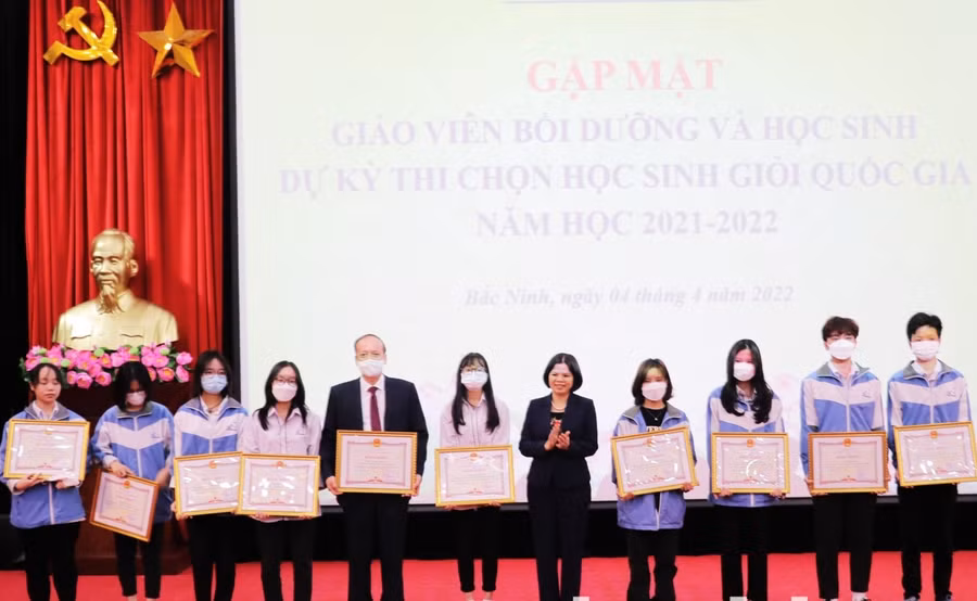 Chủ tịch UBND tỉnh Bắc Ninh - Nguyễn Hương Giang trao Bằng khen cho các cá nhân đạt thành tích xuất sắc tại Kỳ thi chọn HSG Quốc gia năm học 2021 - 2022.