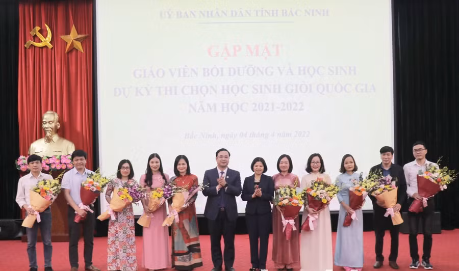 Chủ tịch UBND tỉnh Bắc Ninh Nguyễn Hương Giang (giữa) và Giám đốc Sở GD&ĐT Nguyễn Thế Sơn khen thưởng thầy cô tham gia bồi dưỡng HSG.