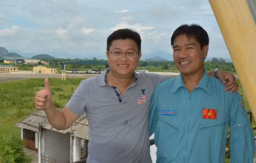 Thiếu tá Nguyễn Hữu Cường (phải) là phi công cấp 3, một trong hai người trên chiếc tiêm kích Su-30MK2 8585.