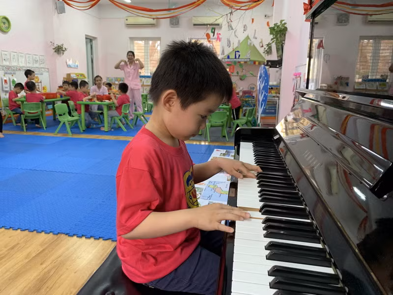 Đặc biệt trong 17 lớp học của trường đều có đàn piano, trong đó có 4 chiếc được phía Triều Tiên gửi tặng Đặc biệt trong 17 lớp học của trường đều có đàn piano, trong đó có 4 chiếc được phía Triều Tiên gửi tặng