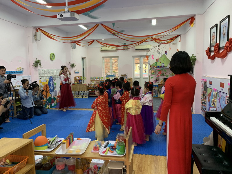 Những ngày này, cô và trò nhà trường đang tích cực luyện tập các tiếp mục văn nghệ với mong muốn sẽ được đón các đoàn khách Triều Tiên Những ngày này, cô và trò nhà trường đang tích cực luyện tập các tiếp mục văn nghệ với mong muốn sẽ được đón các đoàn khách Triều Tiên