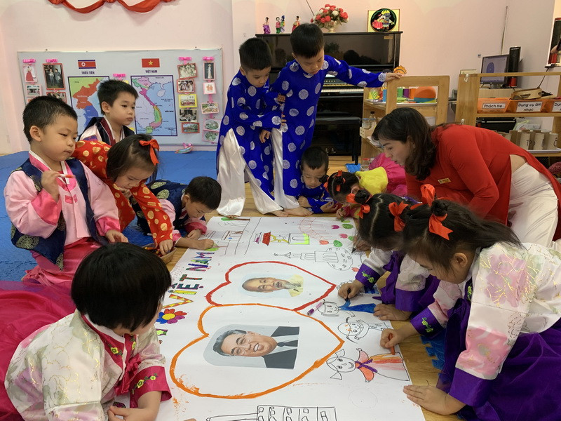 Những bài học về đất nước Triều Tiên và mối quan hệ hữu nghị Việt Triều được các cô giáo truyền đạt đến học sinh trong trường Những bài học về đất nước Triều Tiên và mối quan hệ hữu nghị Việt Triều được các cô giáo truyền đạt đến học sinh trong trường