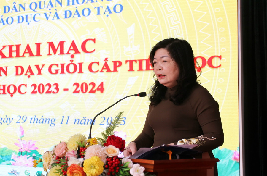 Bà Phạm Đàm Thục Hạnh - Trưởng phòng GD&ĐT quận Hoàng Mai phát biểu khai mạc hội thi. Bà Phạm Đàm Thục Hạnh - Trưởng phòng GD&ĐT quận Hoàng Mai phát biểu khai mạc hội thi.