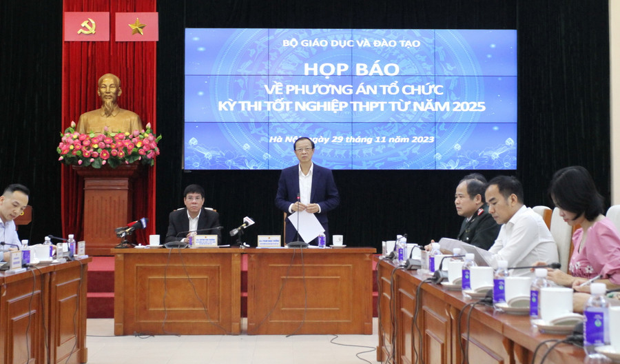 Thứ trưởng Phạm Ngọc Thưởng chủ trì buổi họp báo.