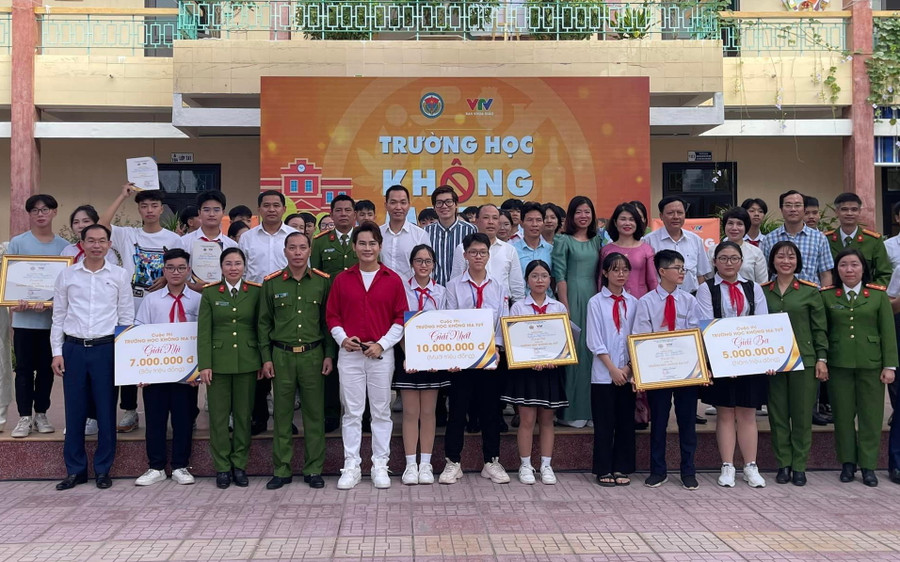 Ban tổ chức trao giải cho các đội. Ban tổ chức trao giải cho các đội.