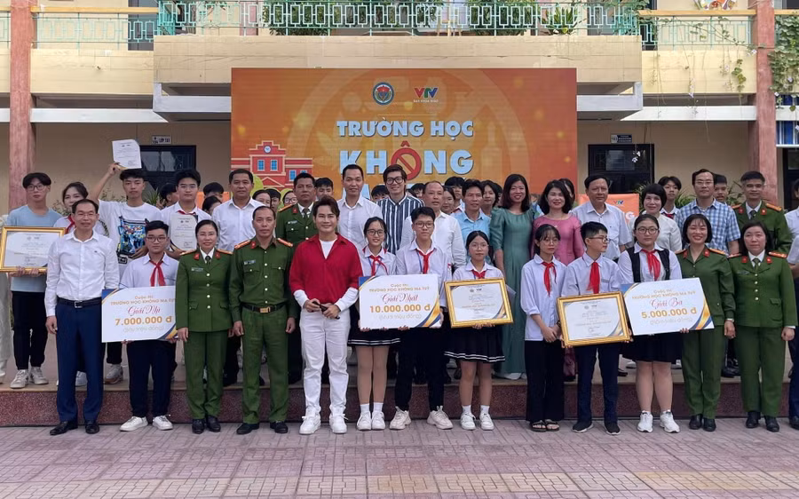 Ban tổ chức trao giải cho các đội.