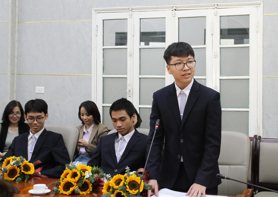 Học sinh Hoàng Ngọc Bách phát biểu.