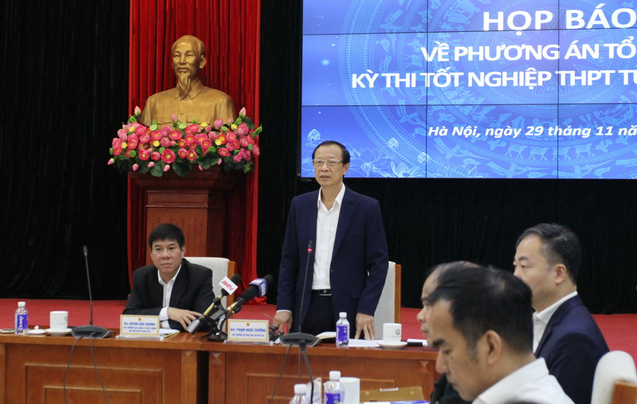 Thứ trưởng Phạm Ngọc Thưởng giải đáp một số vấn đề và kết luận buổi họp báo.