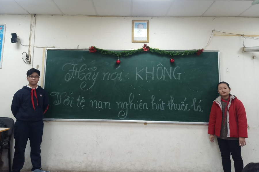 Học sinh Trường THCS Hoàn Kiếm tuyên truyền về tác hại của thuốc lá.
