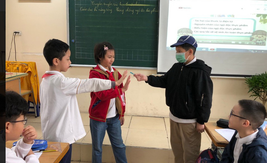 Học sinh Trường Tiểu học Quang Trung trong buổi tuyên truyền về tác hại của thuốc lá.