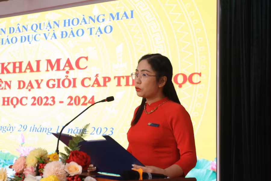 Cô giáo Nguyễn Thúy Hằng phát biểu hưởng ứng hội thi.