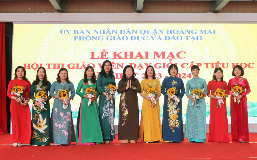 Ban tổ chức tặng hoa cho Ban Giám khảo hội thi. Ban tổ chức tặng hoa cho Ban Giám khảo hội thi.