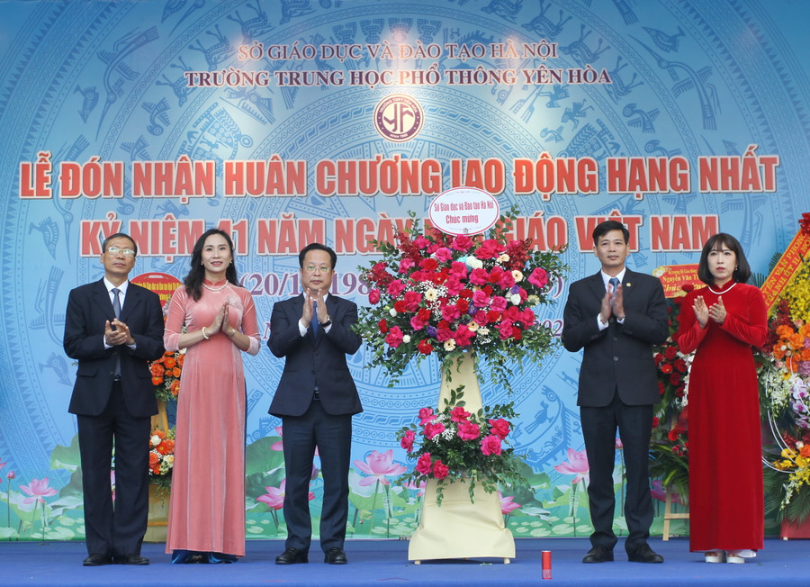 Giám đốc Sở GD&ĐT Hà Nội Trần Thế Cương tặng hoa chúc mừng nhà trường. Giám đốc Sở GD&ĐT Hà Nội Trần Thế Cương tặng hoa chúc mừng nhà trường.