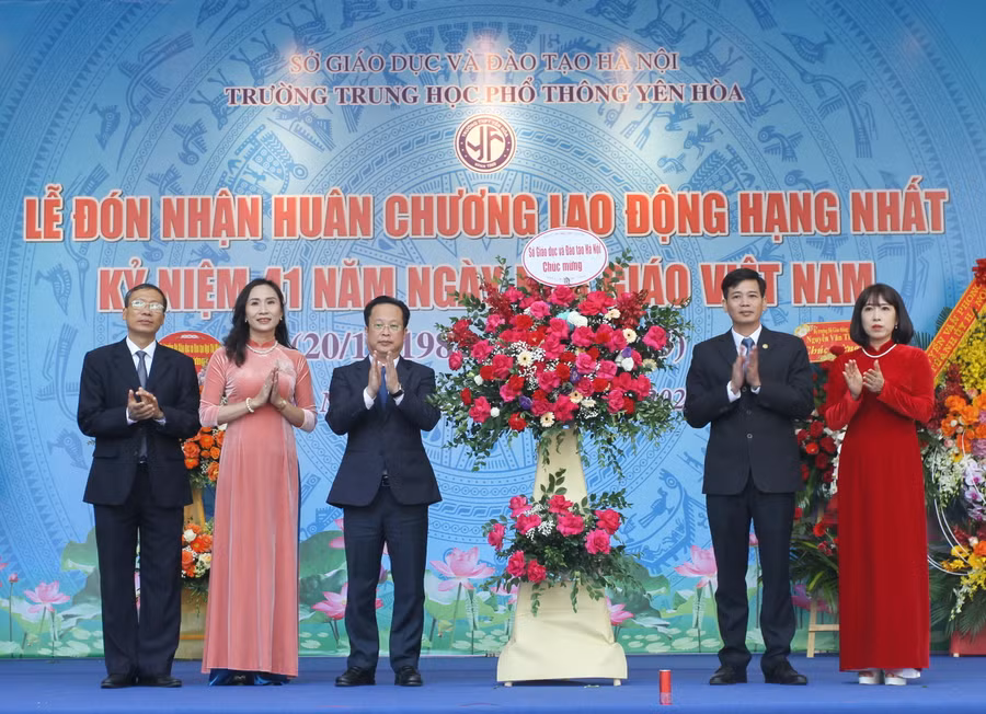 Giám đốc Sở GD&amp;ĐT Hà Nội Trần Thế Cương tặng hoa chúc mừng nhà trường.