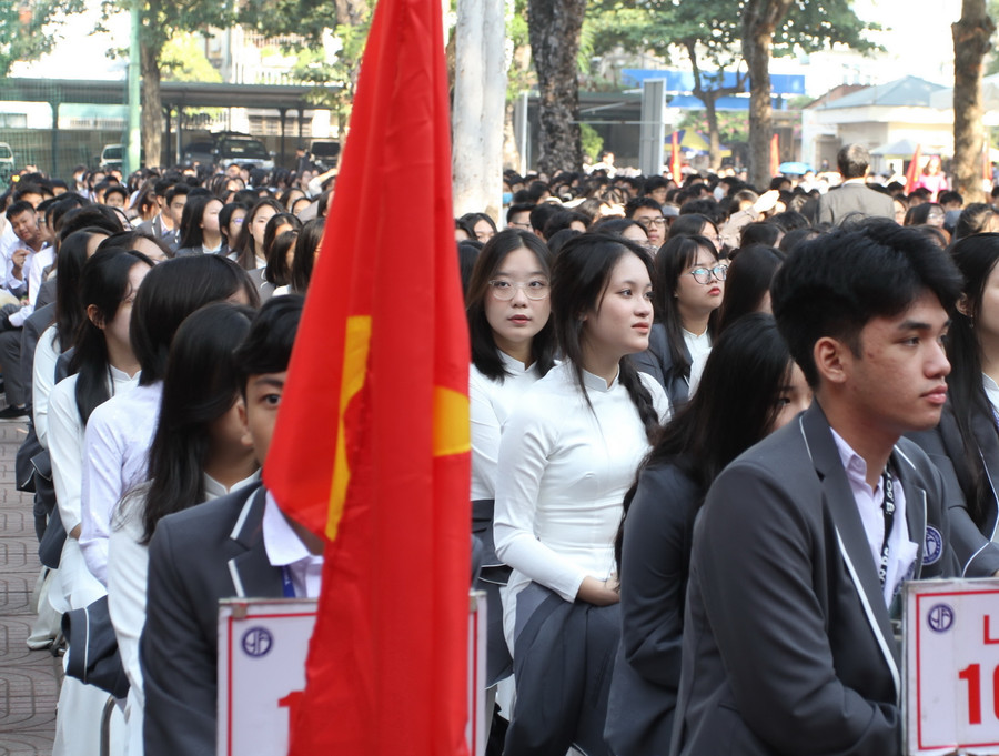Học sinh Trường THPT Yên Hòa dự buổi lễ. Học sinh Trường THPT Yên Hòa dự buổi lễ.