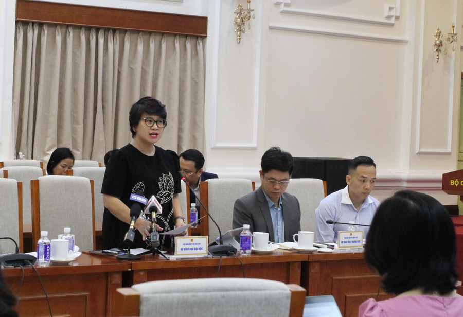 Bà Nguyễn Thu Thuỷ, Vụ trưởng Vụ Giáo dục Đại học trả lời câu hỏi của phóng viên.