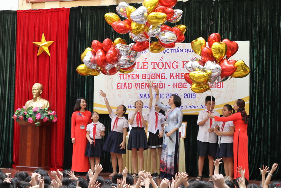 Cô trò trường TH Trần Quốc Toản tại lễ tổng kết năm học