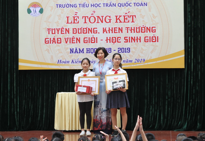 Hiệu trưởng Trường TH Trần Quốc Toản trao thưởng cho các HS tiêu biểu
