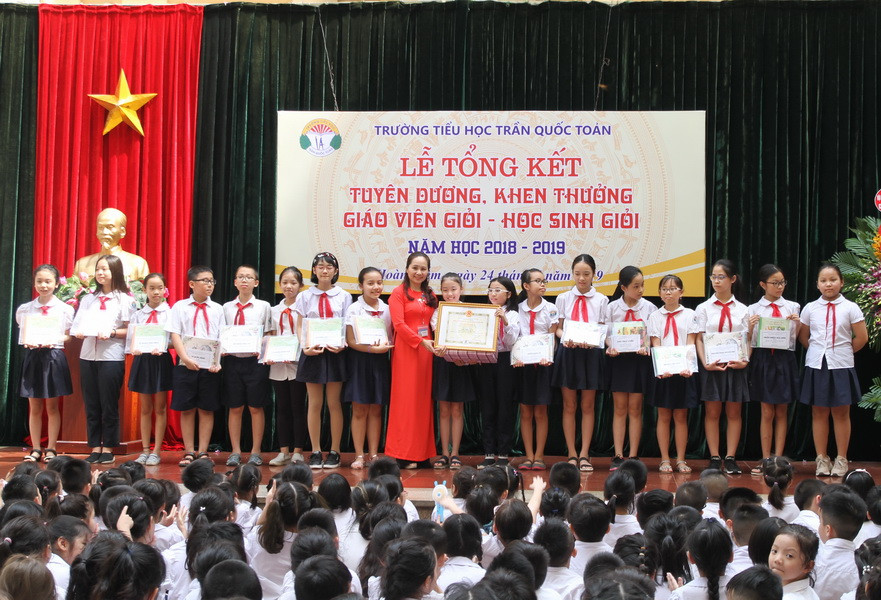 Các HS được tuyên dương tại buổi lễ