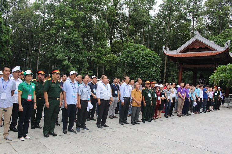 Đoàn đại biểu dâng hương thành kính nhớ về Bác Hồ, tại Khu di tích Đá Chông K9. Đoàn đại biểu dâng hương thành kính nhớ về Bác Hồ, tại Khu di tích Đá Chông K9.
