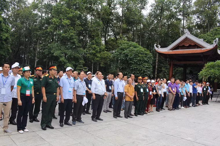 Đoàn đại biểu dâng hương thành kính nhớ về Bác Hồ, tại Khu di tích Đá Chông K9.