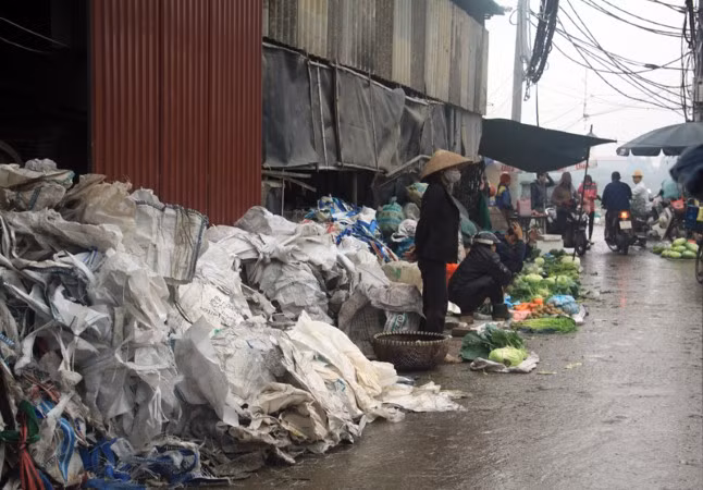 "Làng tỷ phú" khổ trong rác