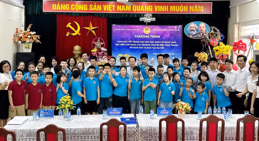 Các đại biểu chụp ảnh lưu niệm cùng các thầy cô và học sinh.