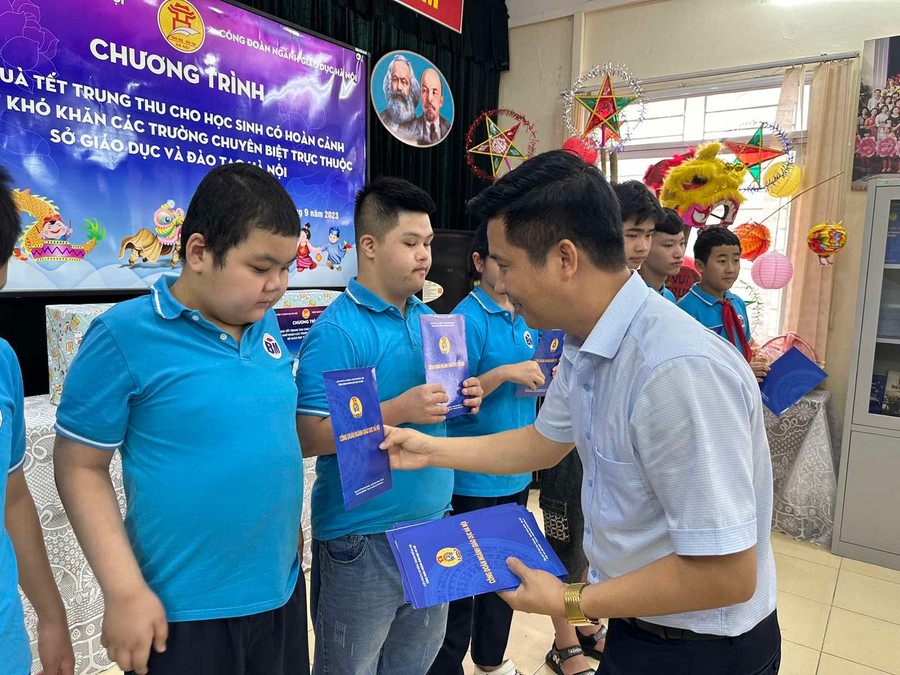 Chủ tịch Công đoàn ngành Giáo dục Hà Nội Đỗ Văn Nam trao quà cho các em học sinh.