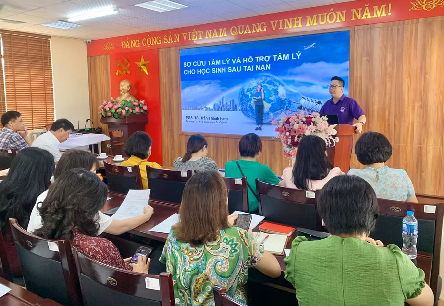 Chuyên gia tâm lý Trần Thành Nam hướng dẫn cán bộ quản lý, giáo viên các trường thực hiện công tác tư vấn tâm lý học đường.