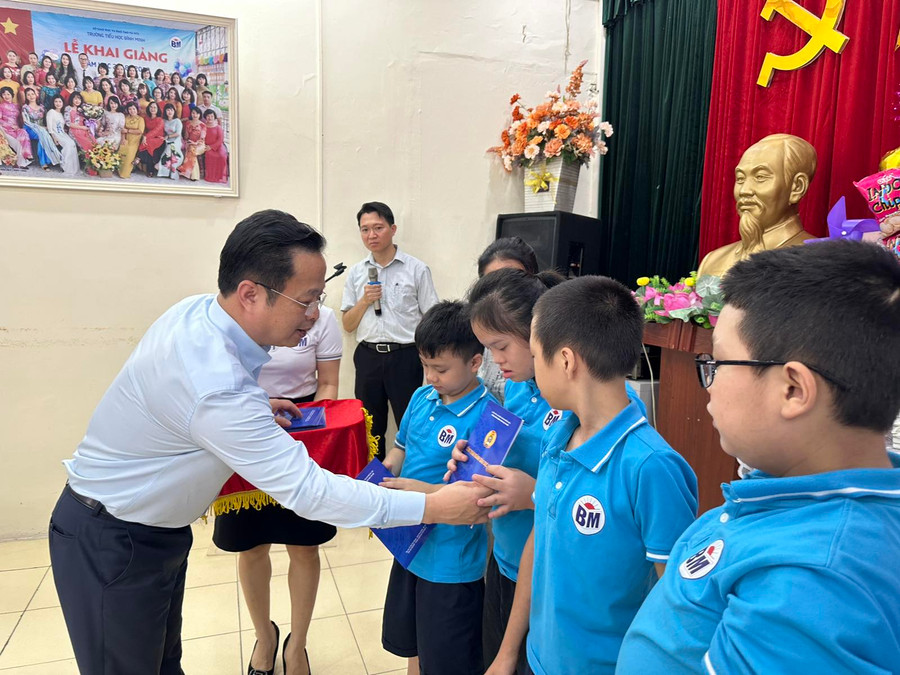 Giám đốc Sở GD&amp;ĐT Hà Nội Trần Thế Cương trao quà cho các em học sinh.