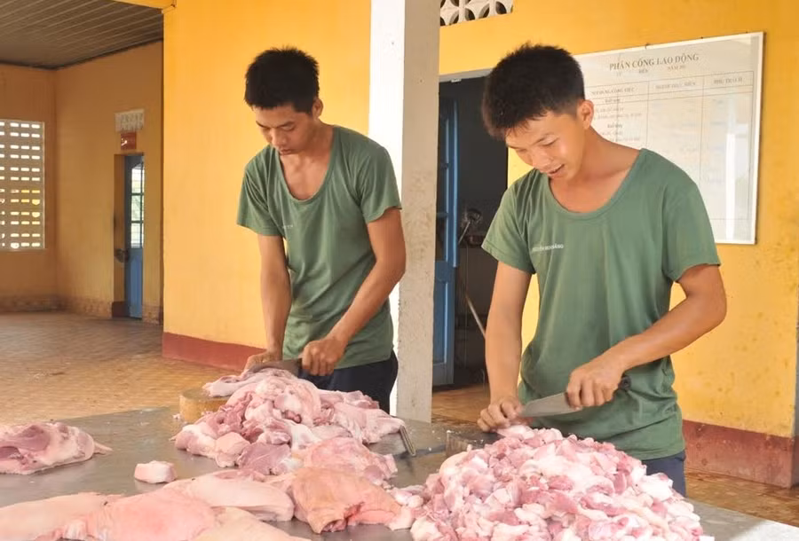 Xúc động hình ảnh các chú bộ đội ngủ rừng, nhường giường cho thí sinh