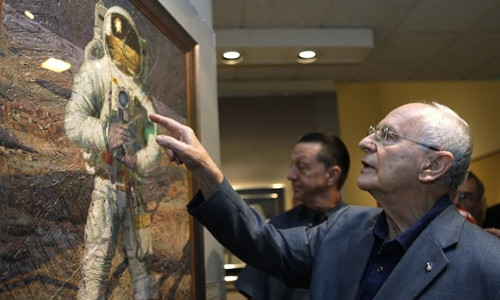 Alan Bean cùng tác phẩm của mình năm 2009. Alan Bean cùng tác phẩm của mình năm 2009. Ảnh:Jacquelyn Martin/AP.