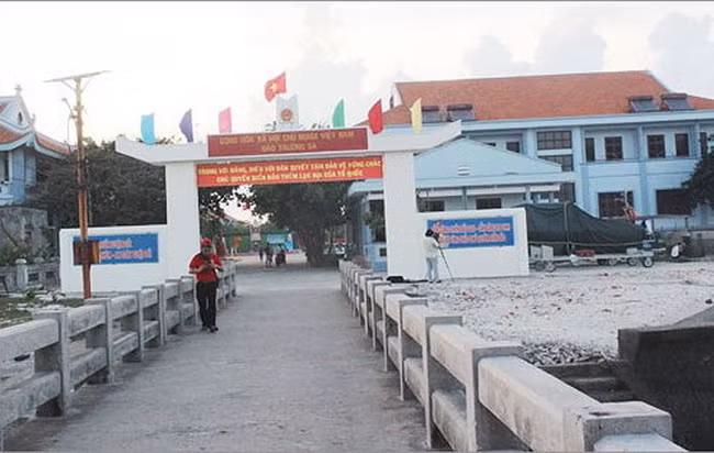 Hạnh phúc của hai thầy giáo trẻ với lớp học đặc biệt ở Trường Sa