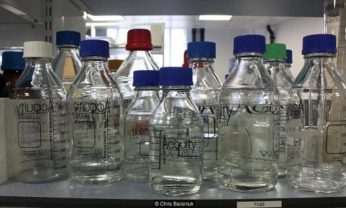 Phòng thí nghiệm không chỉ chứa đầy thiết bị đắt tiền mà còn gồm nhiều dụng cụ đo lường và hộp đựng nhỏ. nhung-cong-nghe-tien-tien-giup-phat-hien-thuc-phm-bn-1