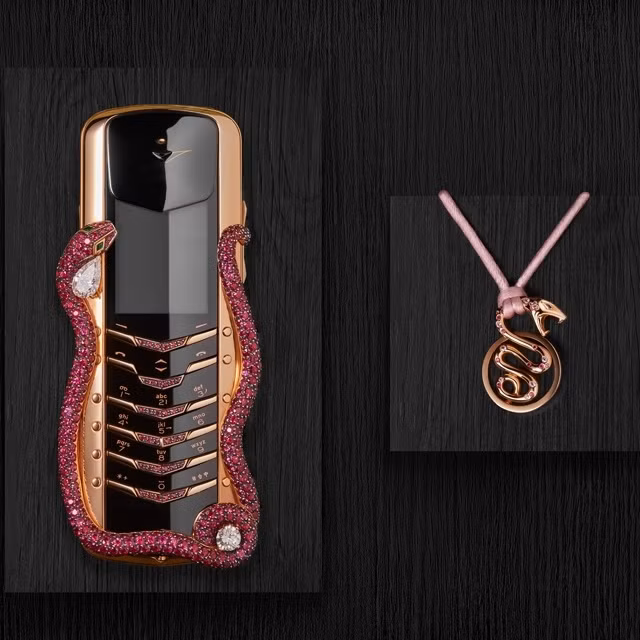 Sản phẩm này thiên về độ tinh xảo, đính các phụ kiện đắt tiền chứ không phải tập trung vào phần cứng mạnh mẽ như các siêu phẩm Galaxy và iPhone hiện nay.