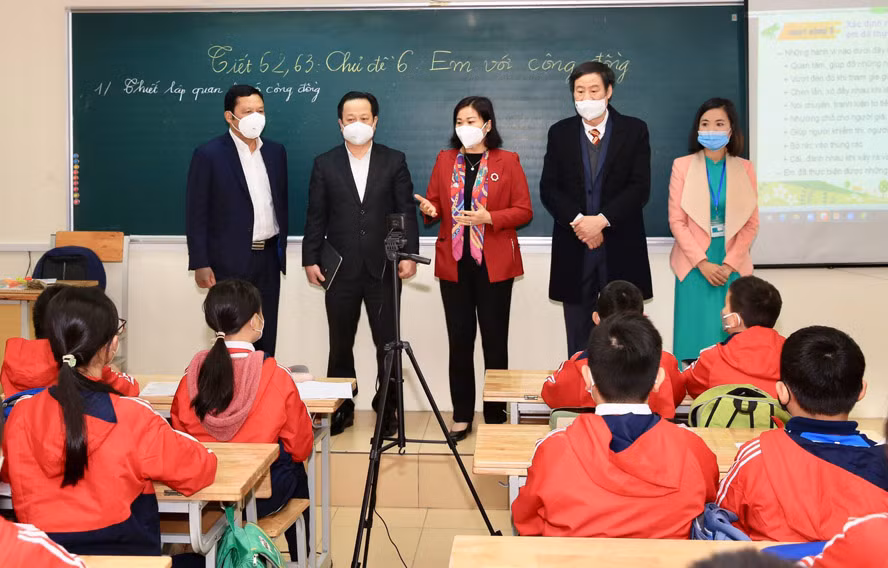 Đoàn công tác kiểm tra công tác phòng, chống dịch Covid-19 tại Trường THCS thị trấn Văn Điển (huyện Thanh Trì).