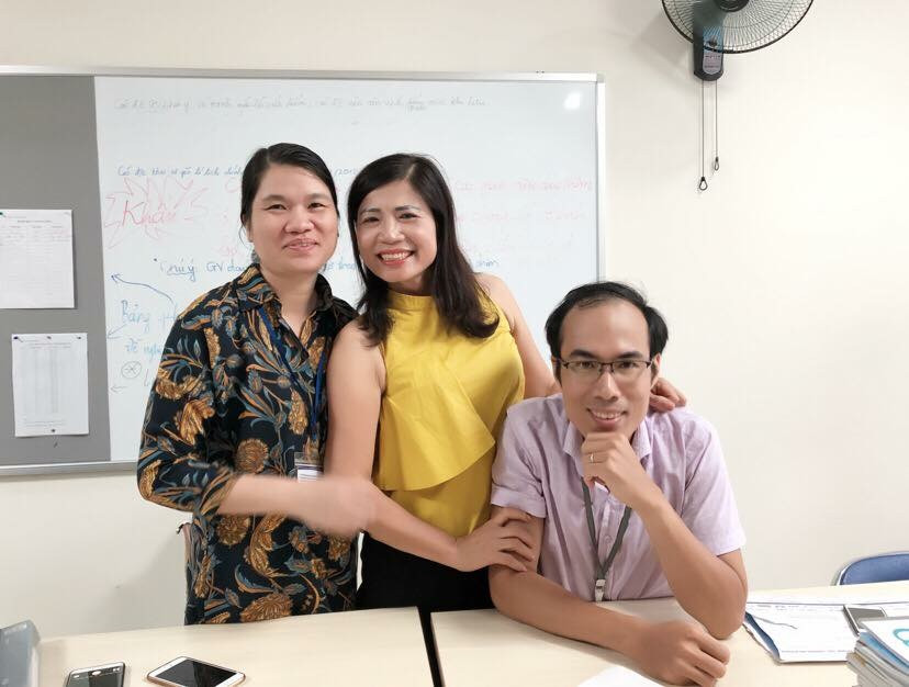 Cô Đỗ Thị Sáng (bên trái ngoài cùng) và đồng nghiệp trường THCS Mai Dịch. Cô Đỗ Thị Sáng (bên trái ngoài cùng) và đồng nghiệp trường THCS Mai Dịch.