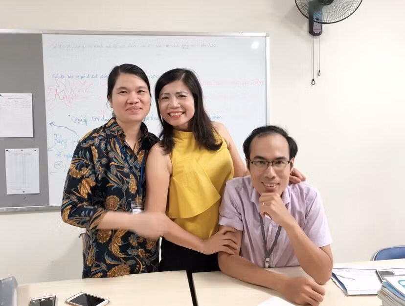 Cô Đỗ Thị Sáng (bên trái ngoài cùng) và đồng nghiệp trường THCS Mai Dịch.