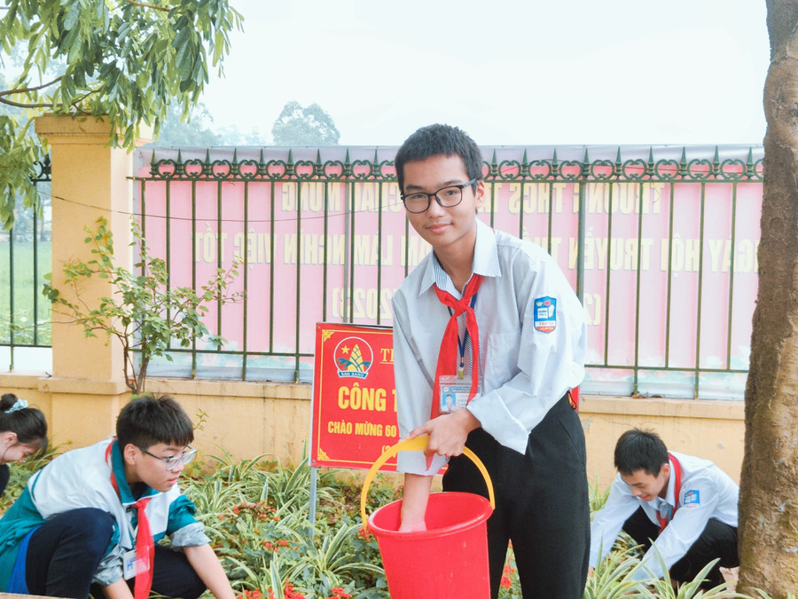 Ngô Sách Khải với bảng &quot;vàng&quot; thành tích học tập và phong trào Đội.