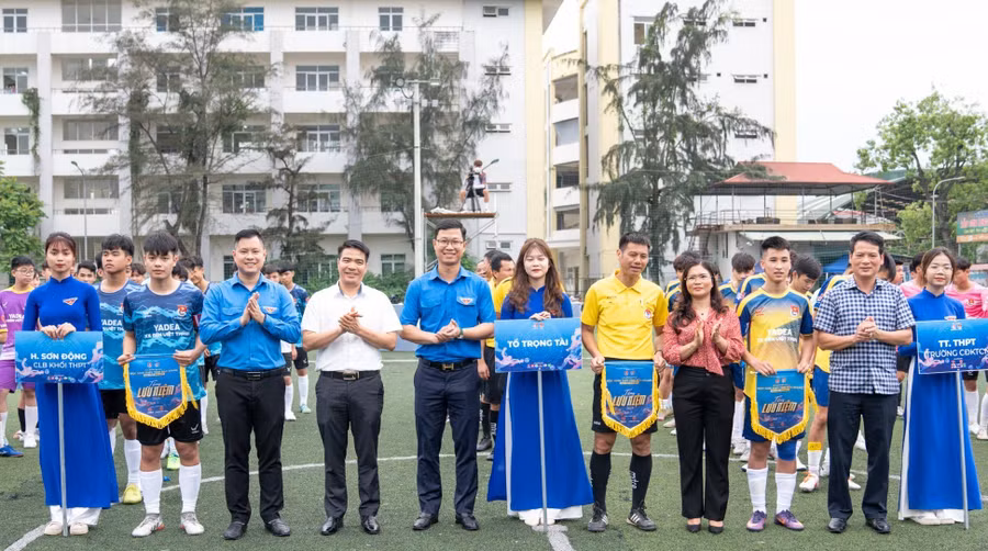 Đại diện Ban tổ chức tặng cờ lưu niệm cho các đội bóng.