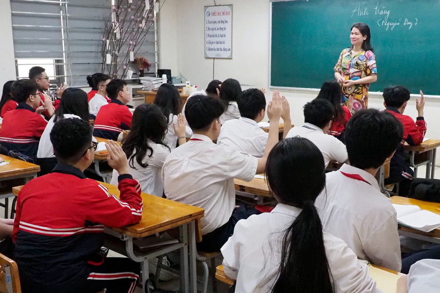 Học trò sôi nổi tham gia phát biểu xây dựng bài trong giờ dạy của cô Đỗ Thị Sáng. Học trò sôi nổi tham gia phát biểu xây dựng bài trong giờ dạy của cô Đỗ Thị Sáng.