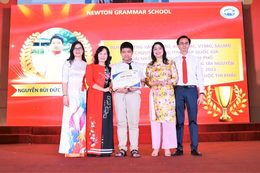 Đức Dũng chụp cùng Ban lãnh đạo Trường Newton tại lễ bế giảng năm 2021 – 2022.